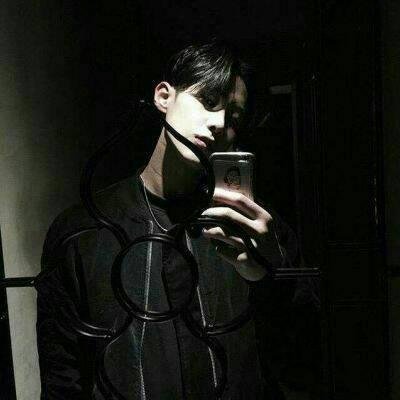 不爱深蓝爱浅蓝°